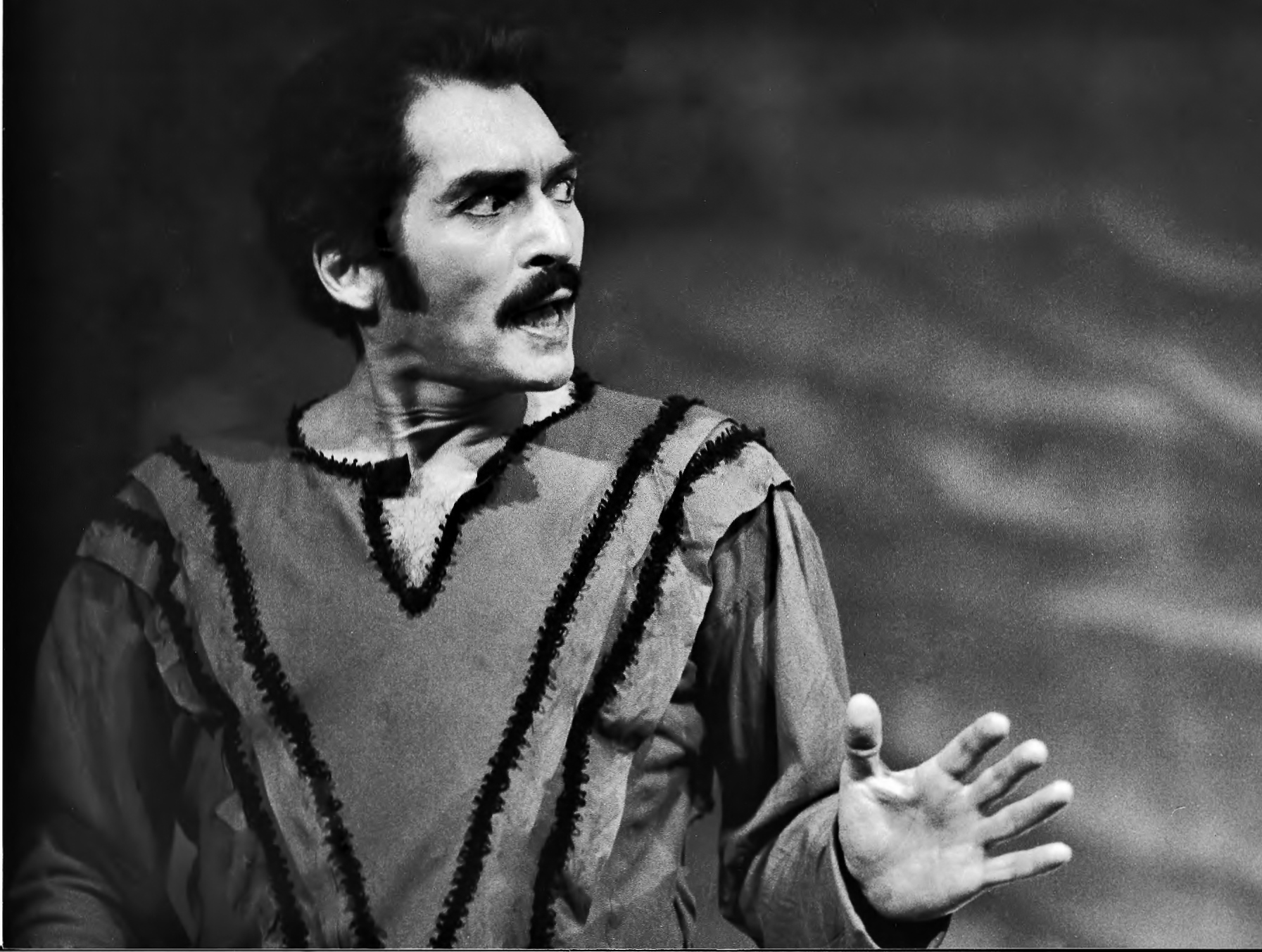 Iago plots classic theatre international Shakespeare Alexander Barnett Othello 